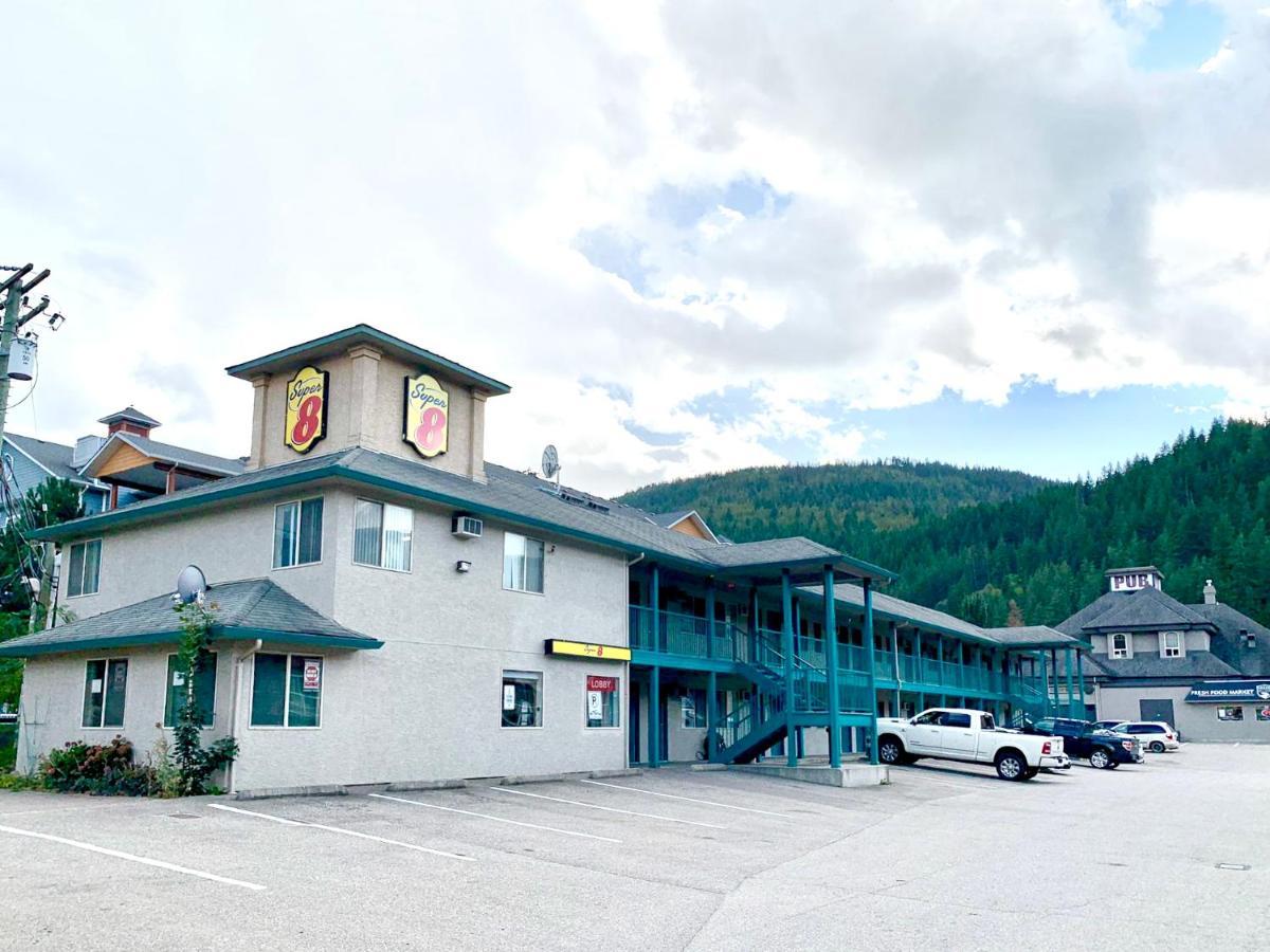 Super 8 By Wyndham Sicamous Hotell Exteriör bild