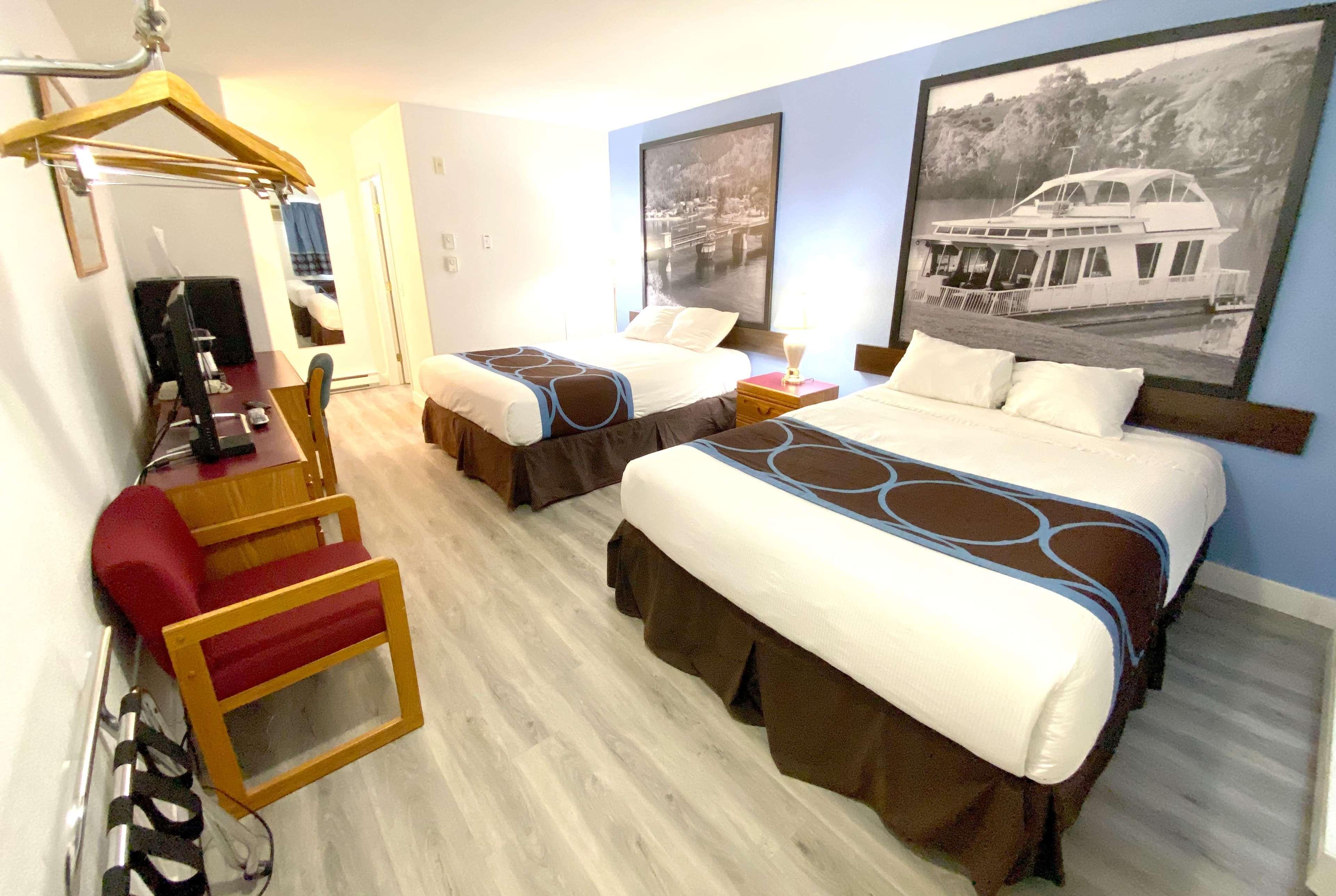Super 8 By Wyndham Sicamous Hotell Exteriör bild