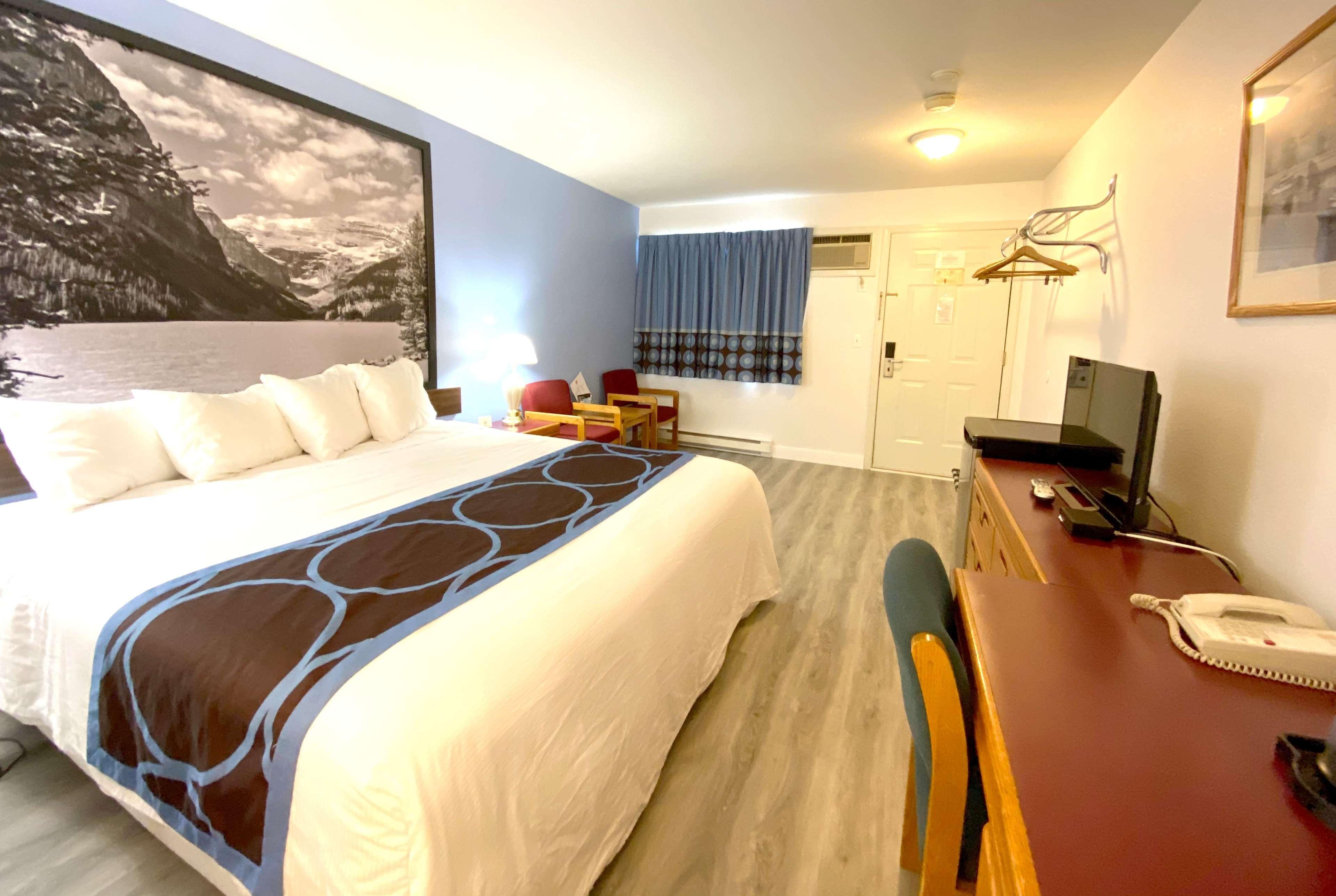 Super 8 By Wyndham Sicamous Hotell Exteriör bild