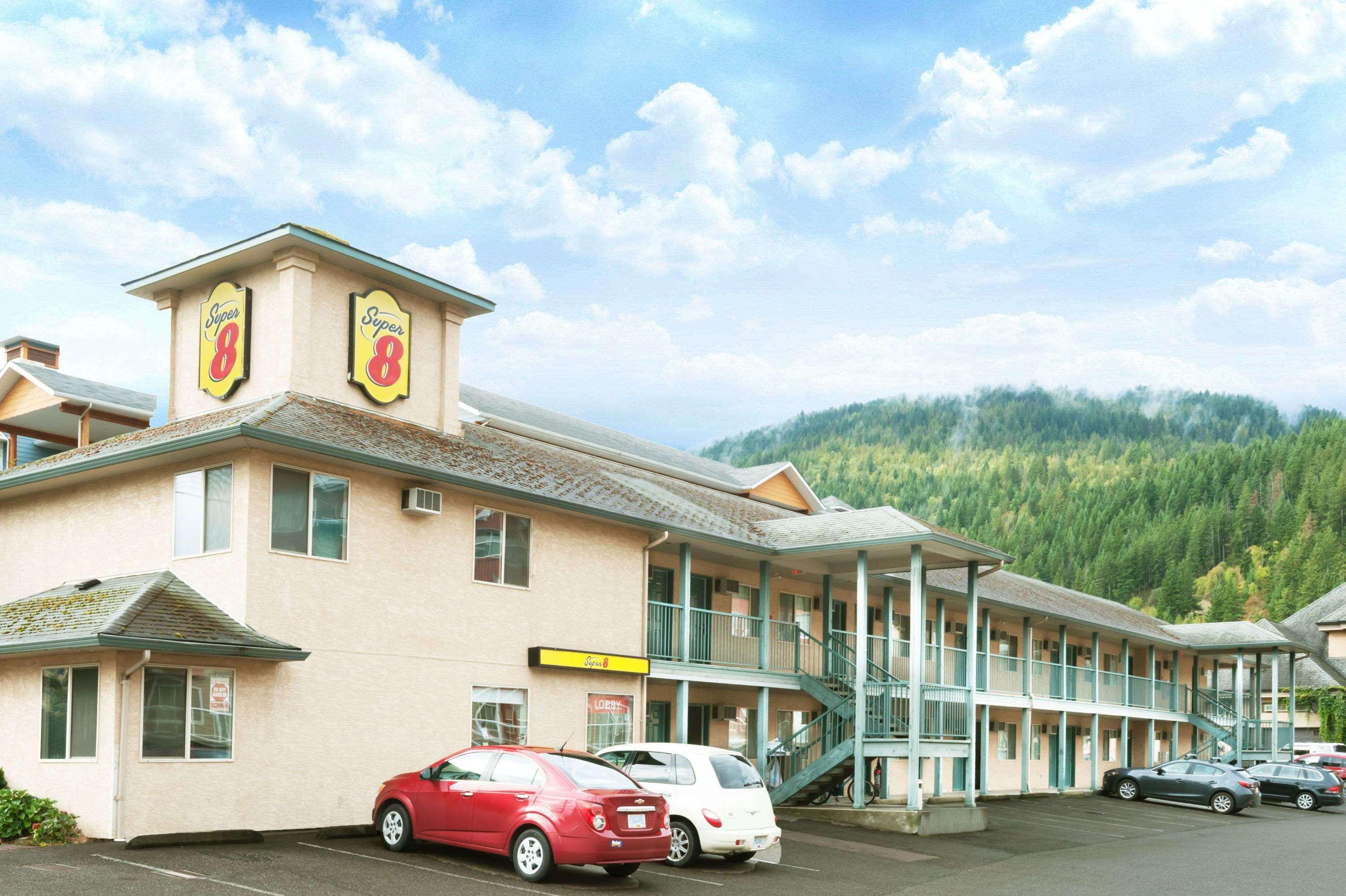 Super 8 By Wyndham Sicamous Hotell Exteriör bild