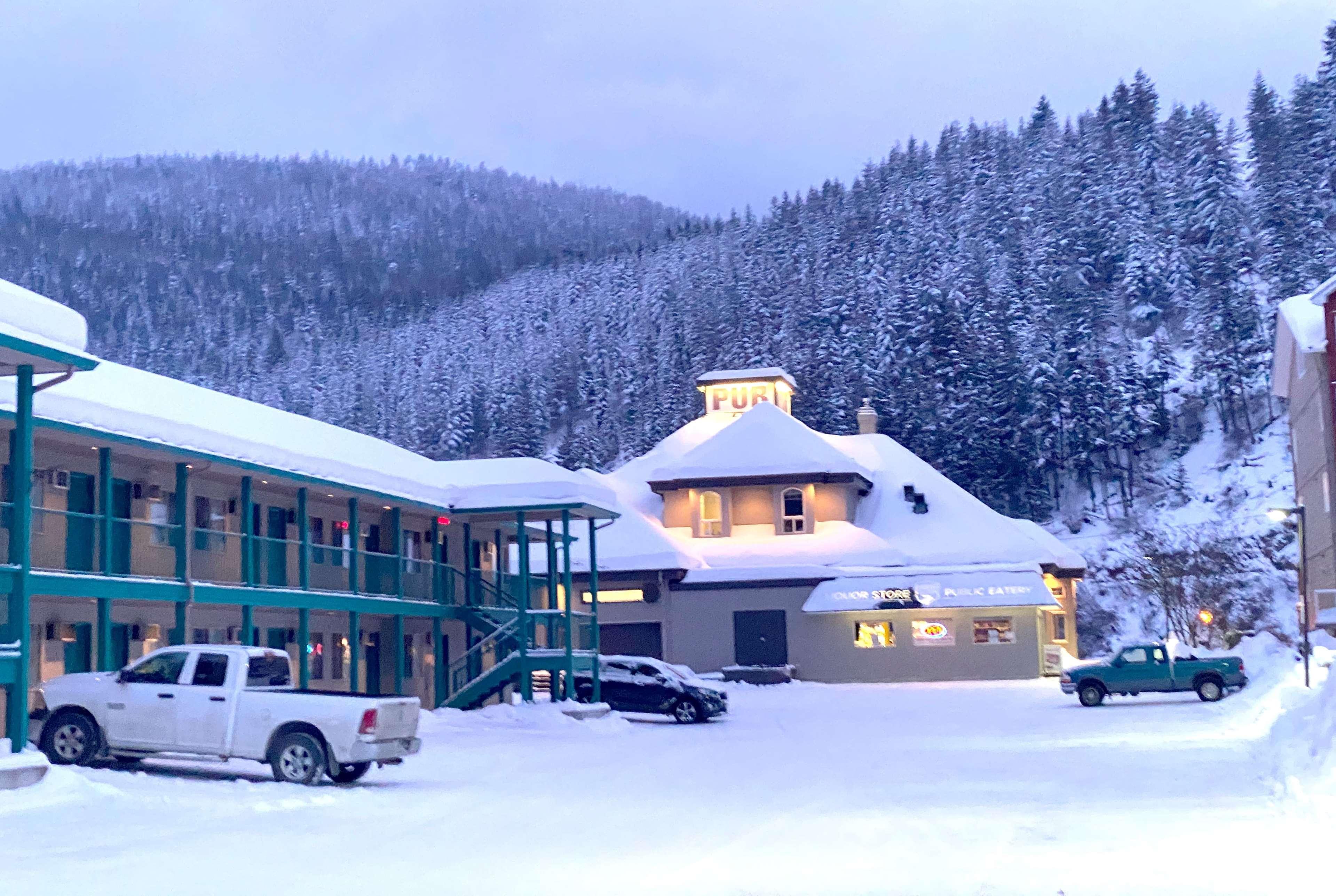 Super 8 By Wyndham Sicamous Hotell Exteriör bild