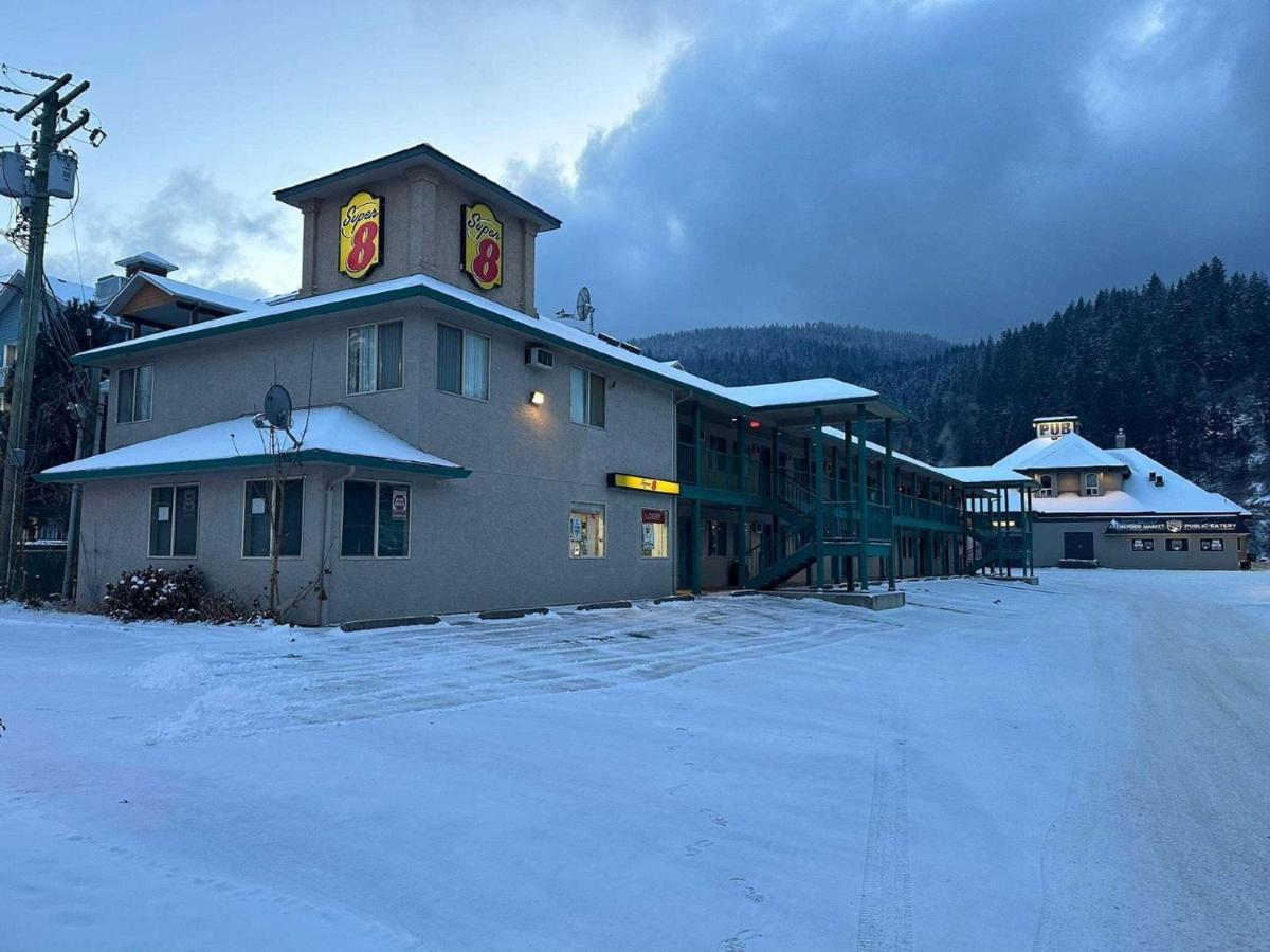 Super 8 By Wyndham Sicamous Hotell Exteriör bild