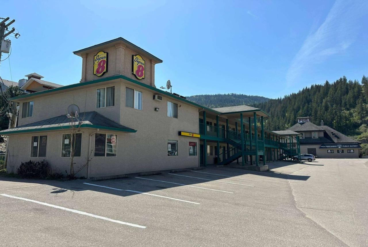 Super 8 By Wyndham Sicamous Hotell Exteriör bild