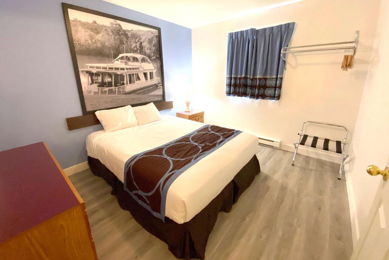 Super 8 By Wyndham Sicamous Hotell Exteriör bild