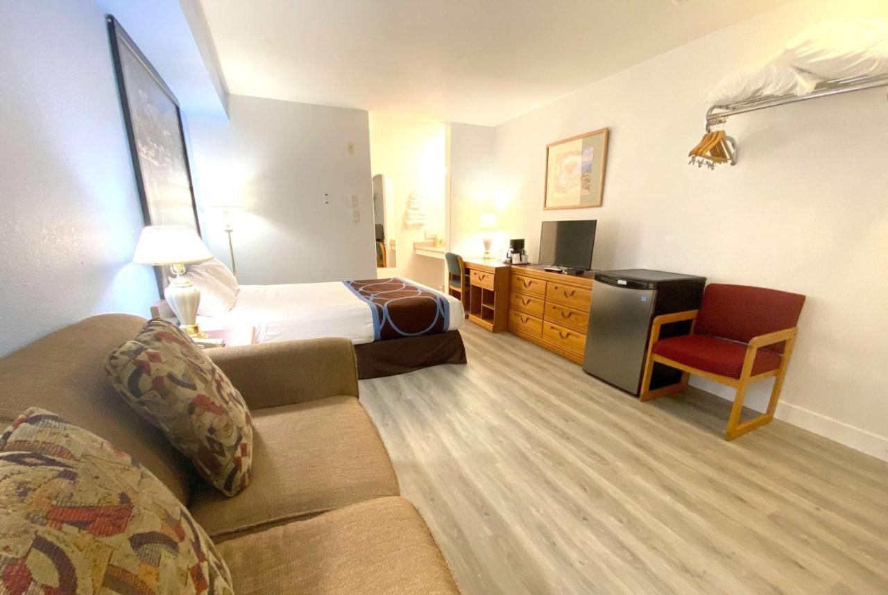 Super 8 By Wyndham Sicamous Hotell Exteriör bild
