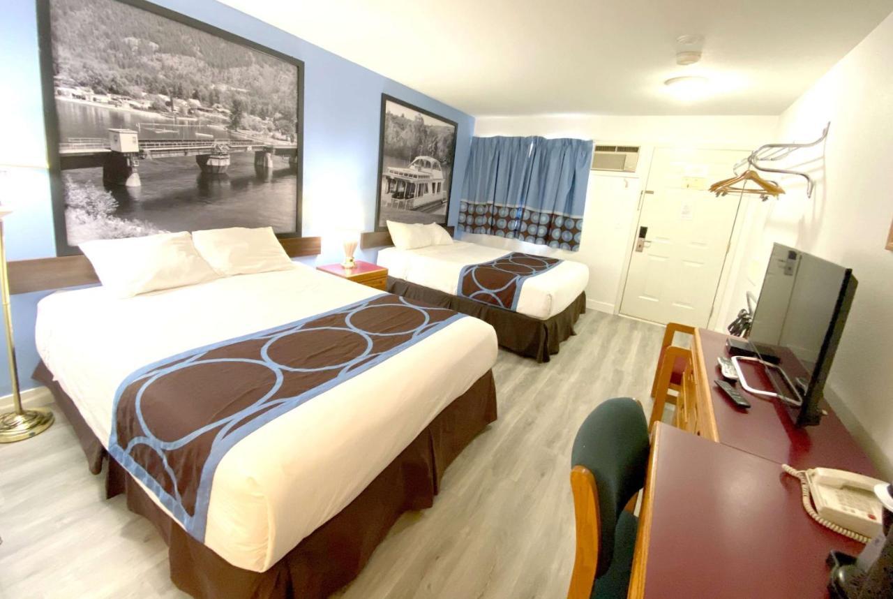 Super 8 By Wyndham Sicamous Hotell Exteriör bild