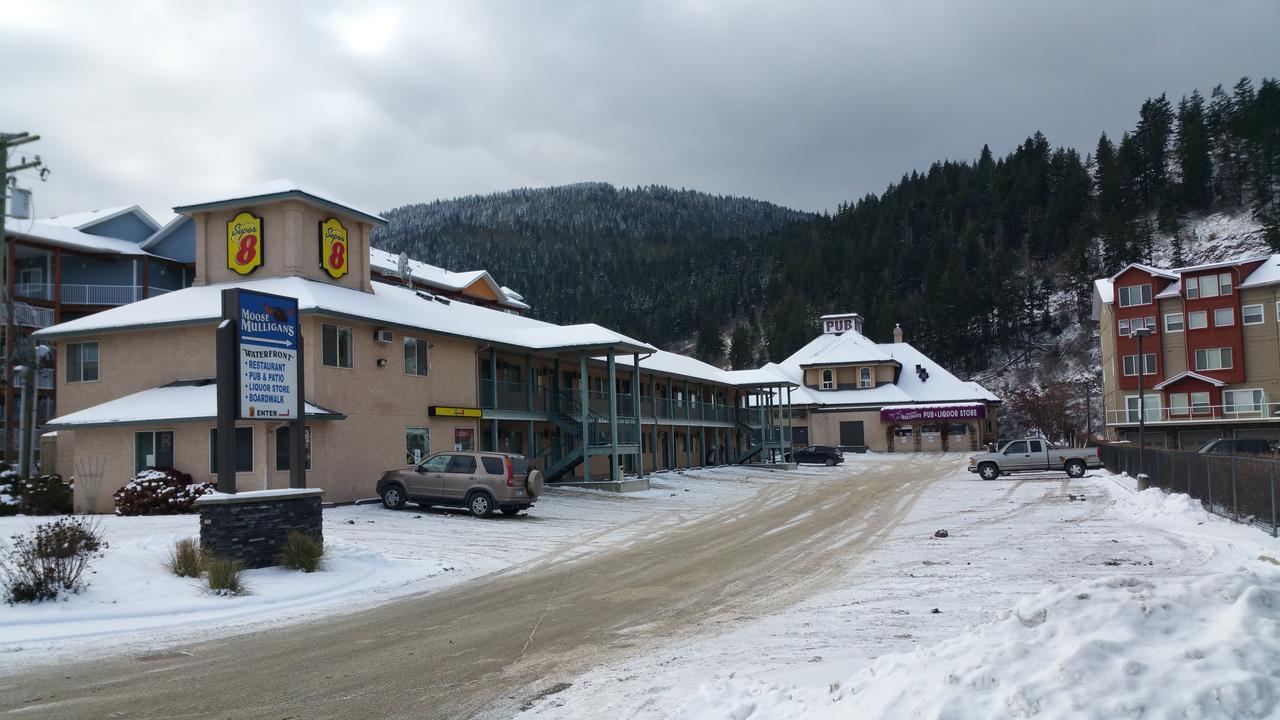 Super 8 By Wyndham Sicamous Hotell Exteriör bild
