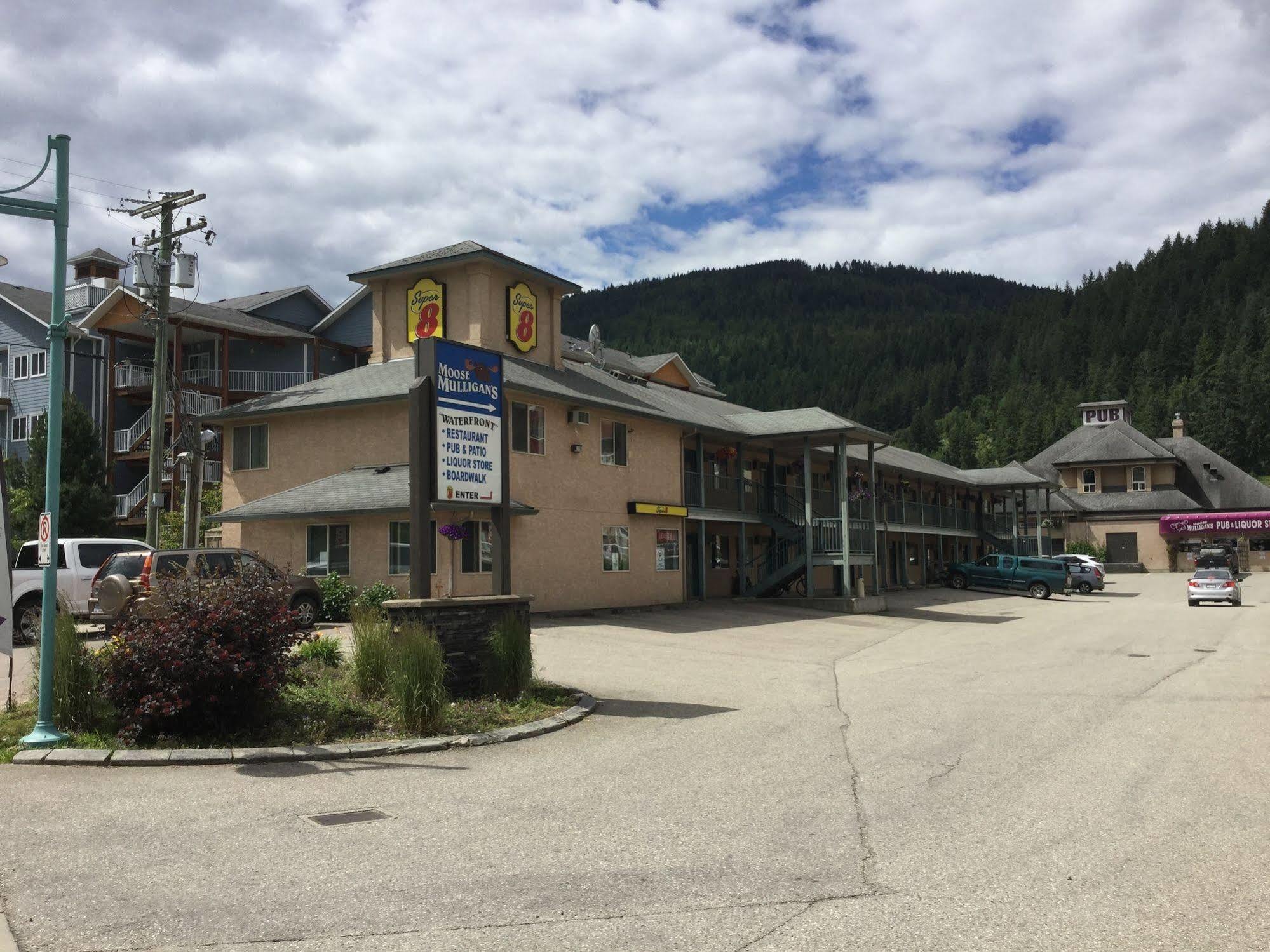 Super 8 By Wyndham Sicamous Hotell Exteriör bild