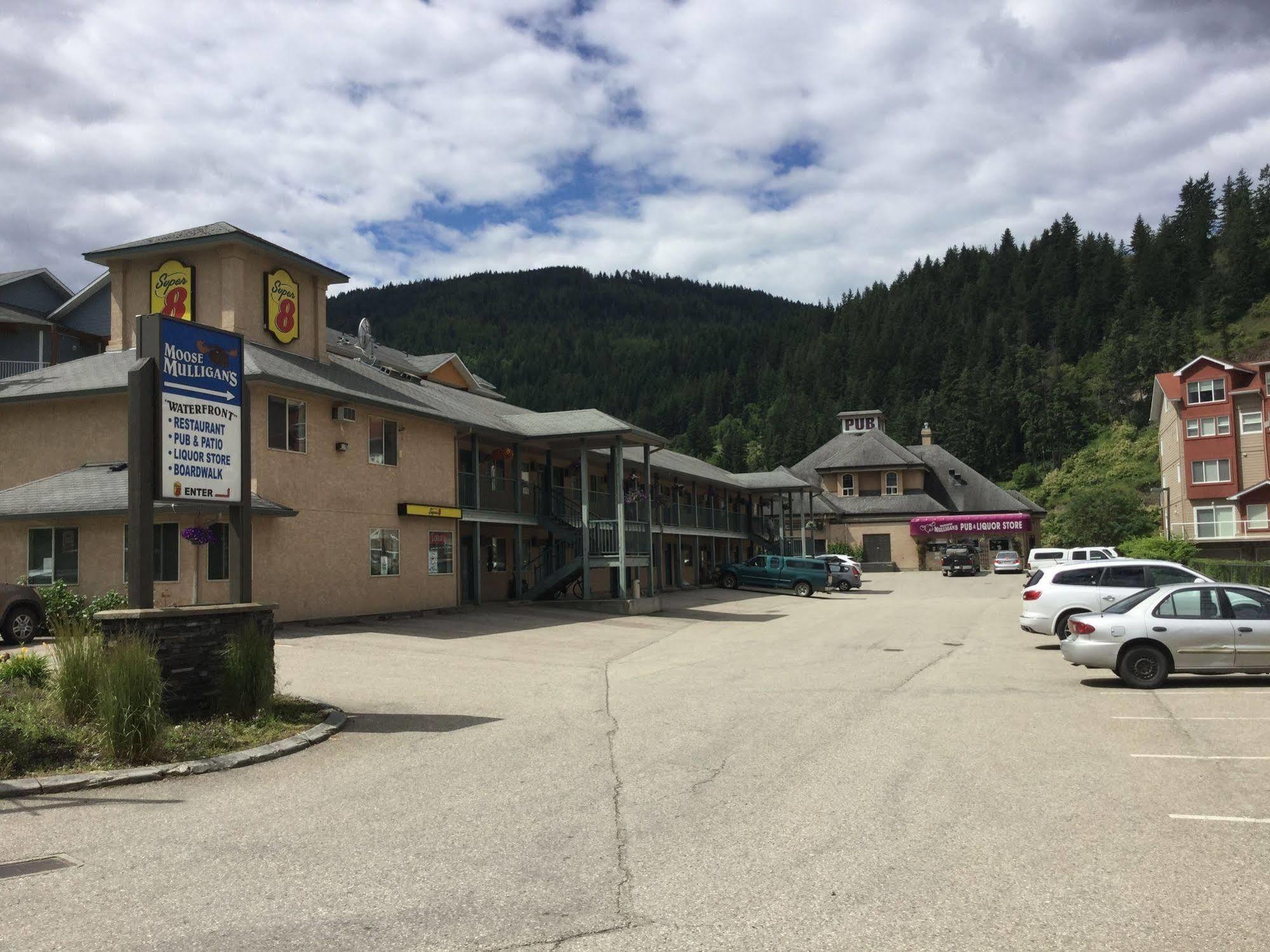 Super 8 By Wyndham Sicamous Hotell Exteriör bild