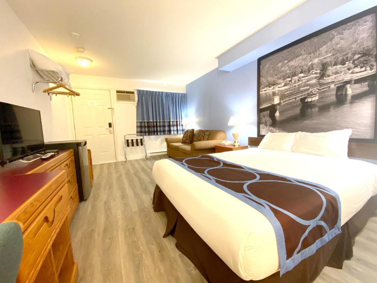 Super 8 By Wyndham Sicamous Hotell Exteriör bild