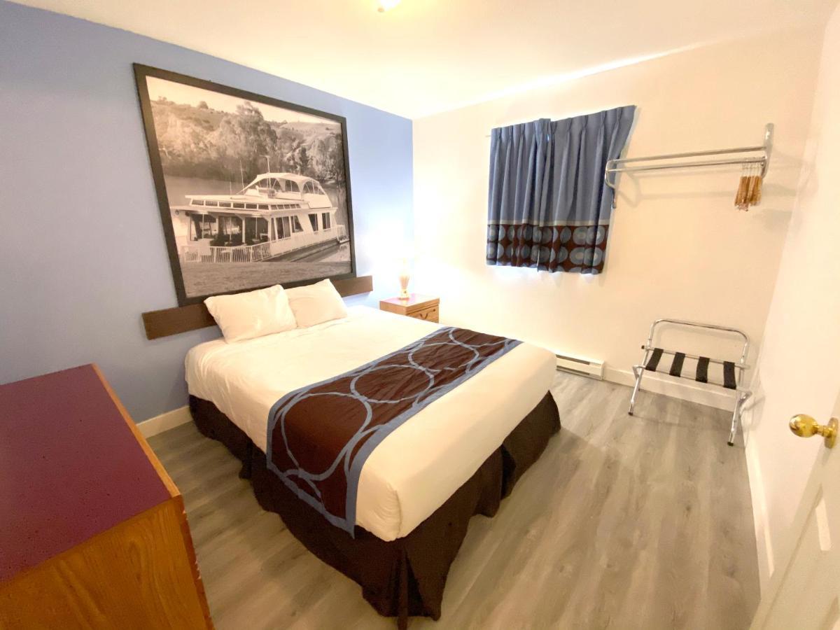 Super 8 By Wyndham Sicamous Hotell Exteriör bild