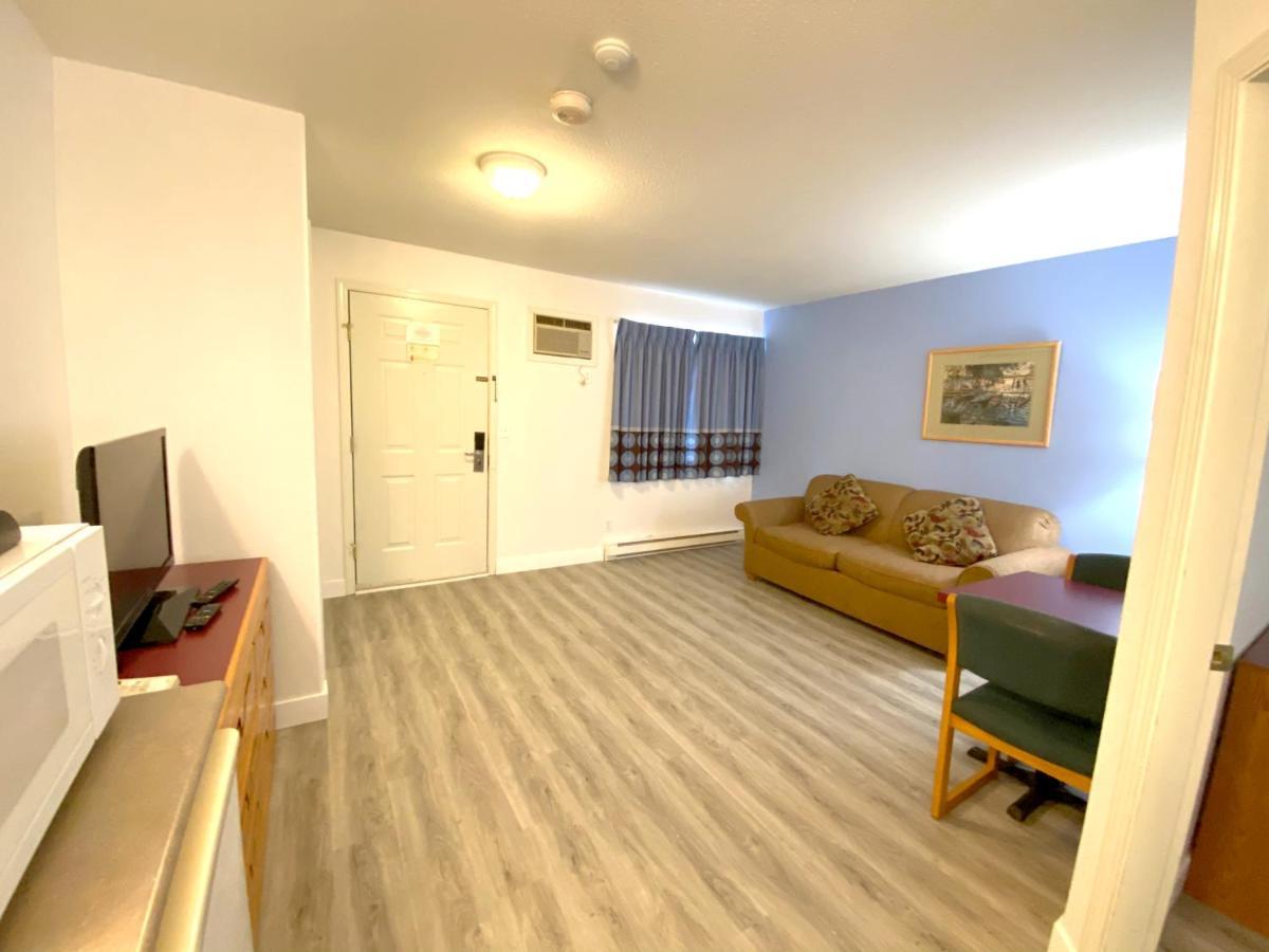 Super 8 By Wyndham Sicamous Hotell Exteriör bild