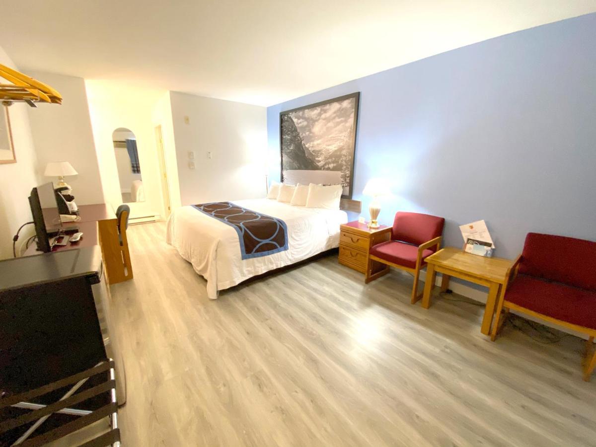 Super 8 By Wyndham Sicamous Hotell Exteriör bild