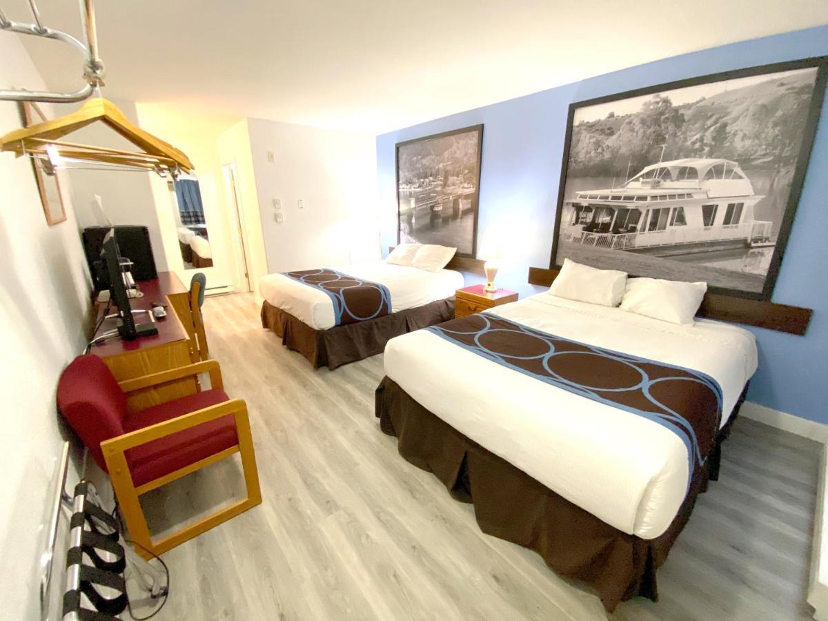 Super 8 By Wyndham Sicamous Hotell Exteriör bild