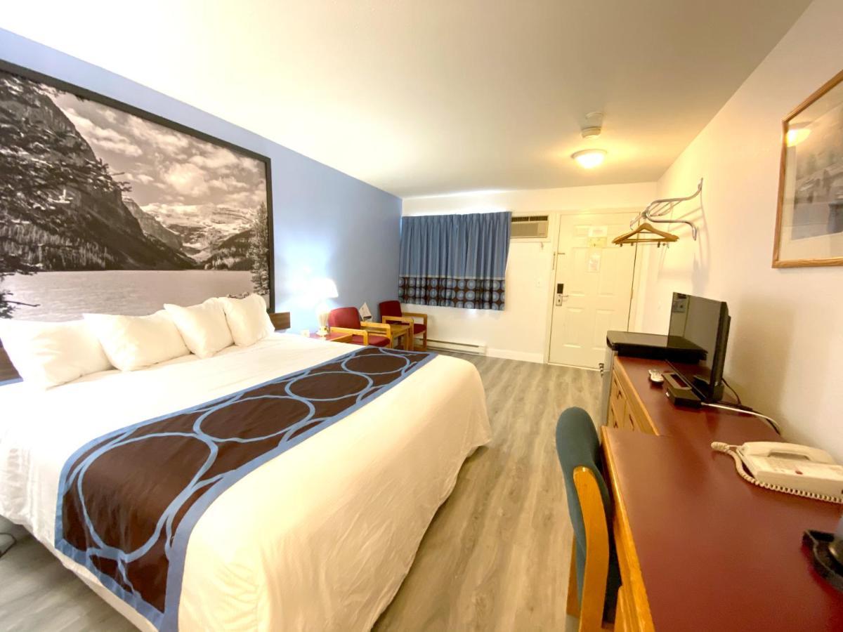 Super 8 By Wyndham Sicamous Hotell Exteriör bild