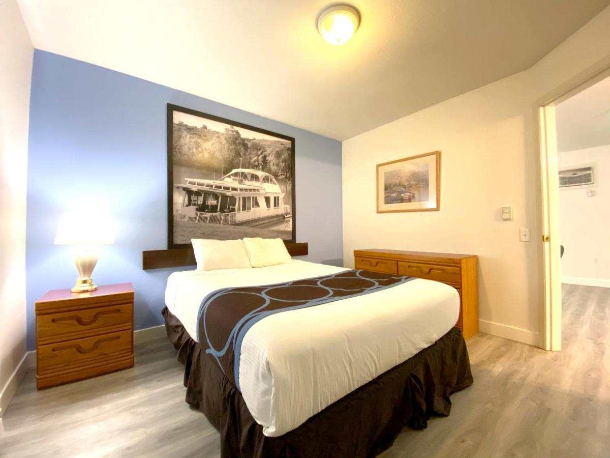 Super 8 By Wyndham Sicamous Hotell Exteriör bild